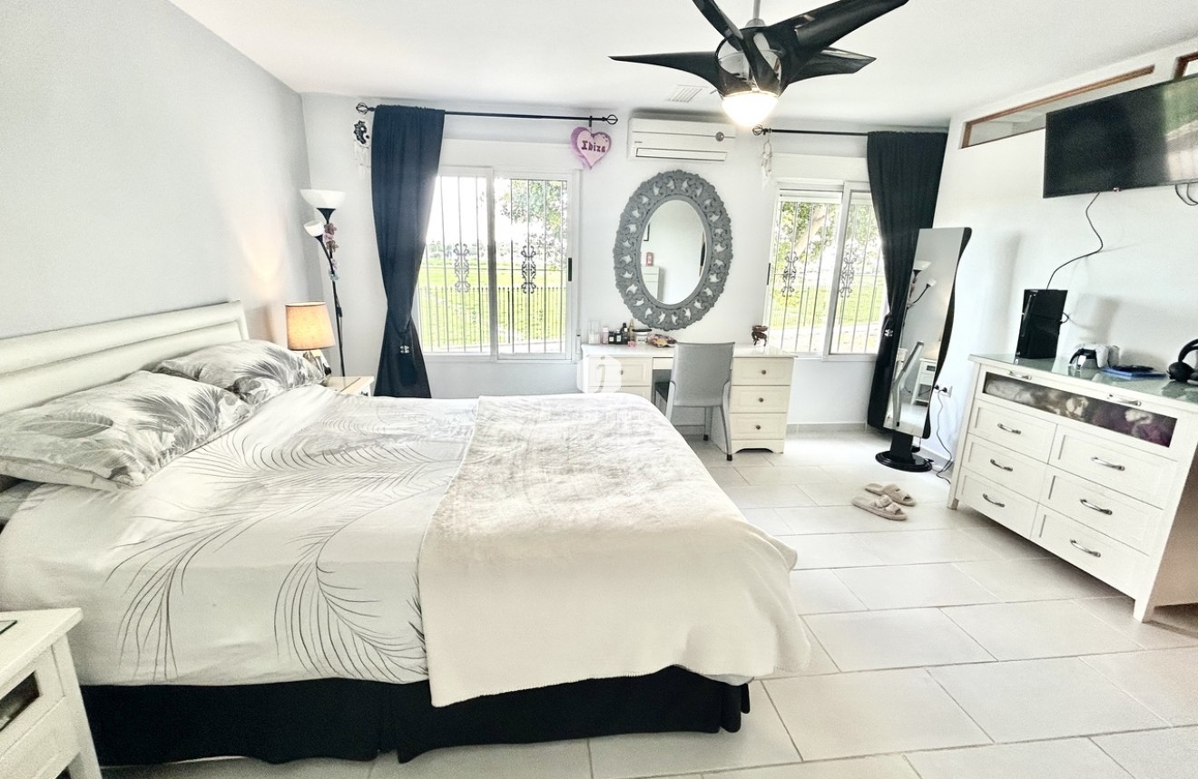 D'occasion - Villa -
Catral - Costa Blanca