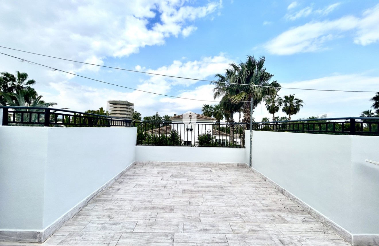 D'occasion - Villa -
Catral - Costa Blanca