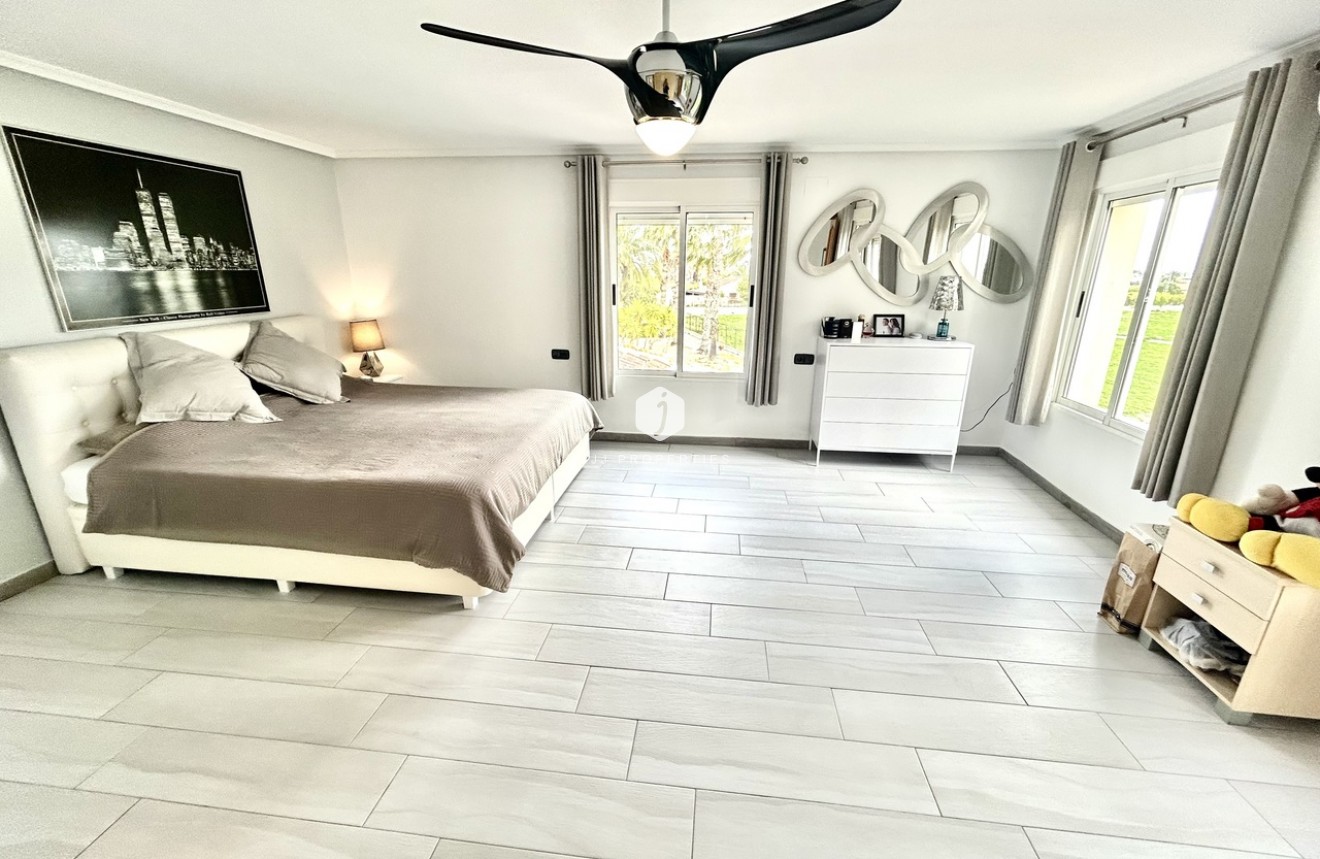 D'occasion - Villa -
Catral - Costa Blanca