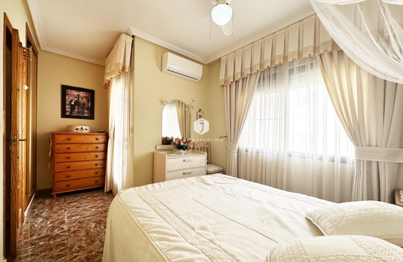 Resale - Chalet -
Orihuela Costa - Costa Blanca