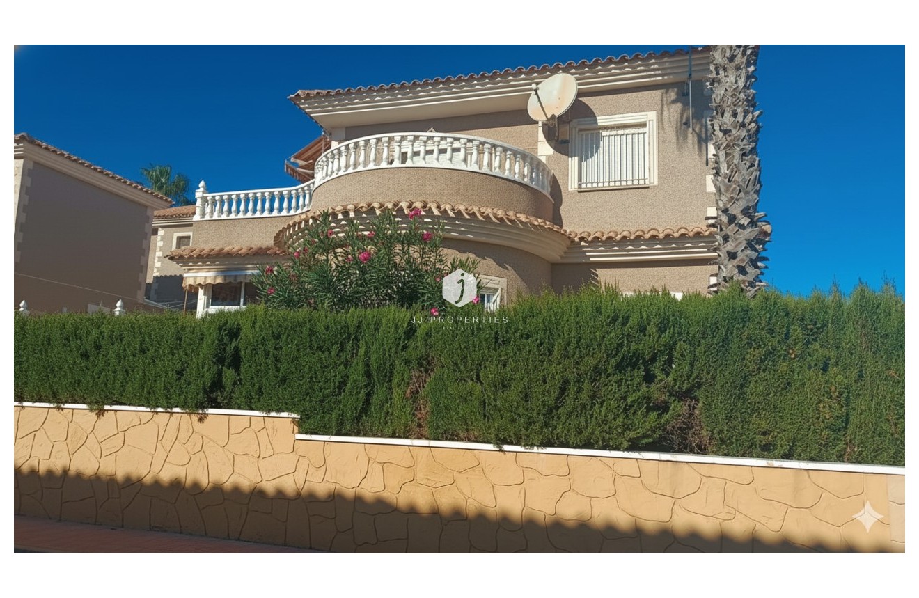 Segunda mano - Villa -
Los Altos - Costa Blanca