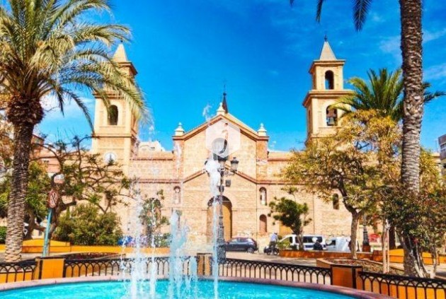 Neue Gebäude - Penthouse -
Torrevieja - Playa de los Locos