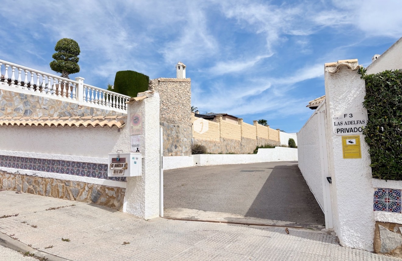 Z drugiej ręki - Szalet -
Orihuela Costa - Costa Blanca