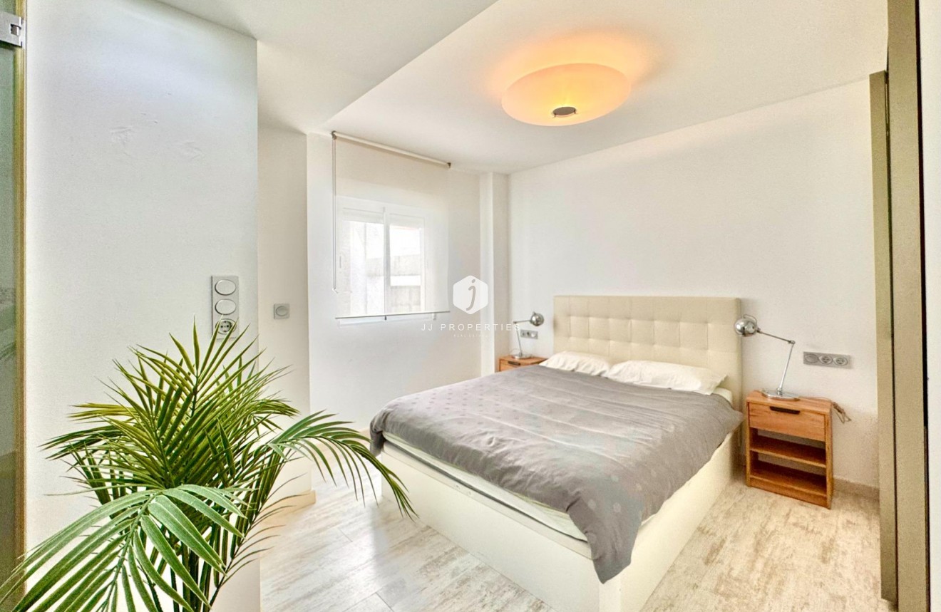 Z drugiej ręki - Mieszkanie w bloku -
Torrevieja - Estacion de autobuses