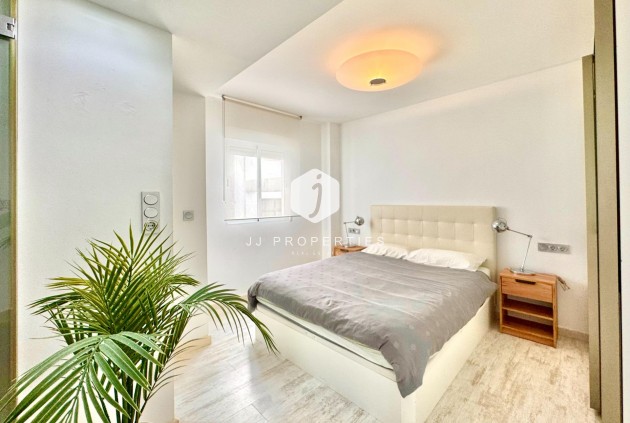 Z drugiej ręki - Mieszkanie w bloku -
Torrevieja - Estacion de autobuses