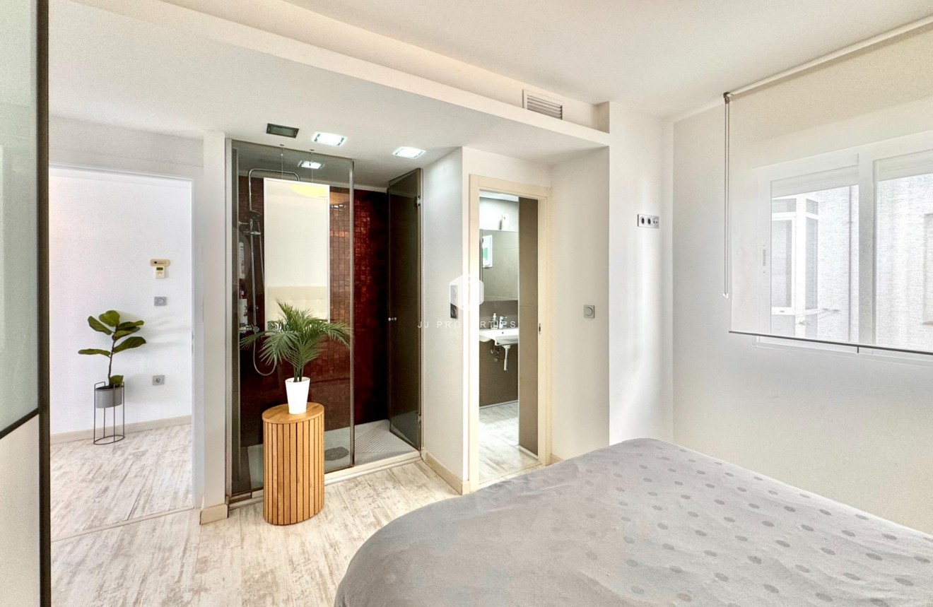 Z drugiej ręki - Mieszkanie w bloku -
Torrevieja - Estacion de autobuses