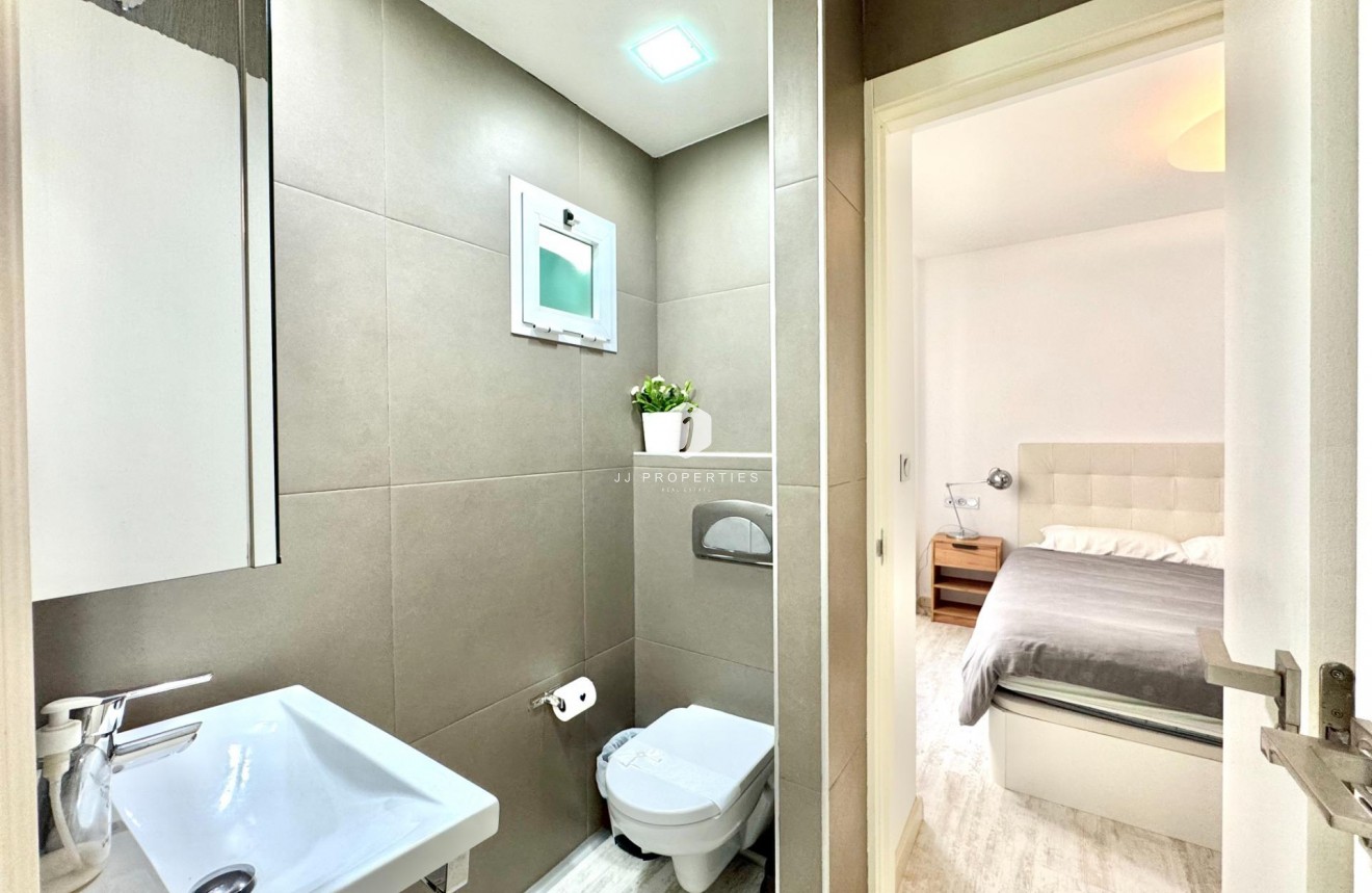 Z drugiej ręki - Mieszkanie w bloku -
Torrevieja - Estacion de autobuses