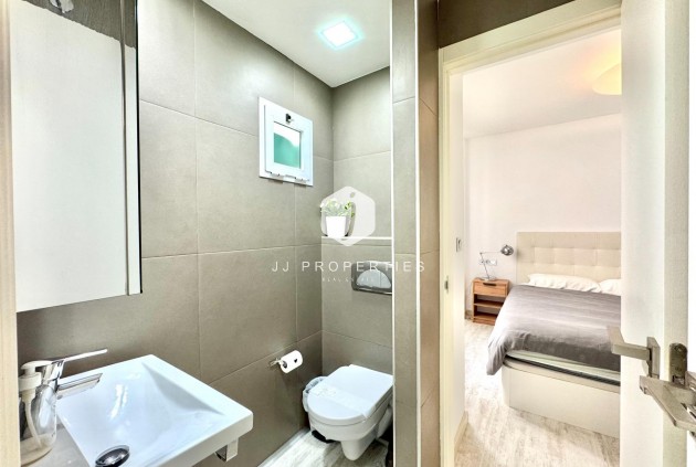 Z drugiej ręki - Mieszkanie w bloku -
Torrevieja - Estacion de autobuses