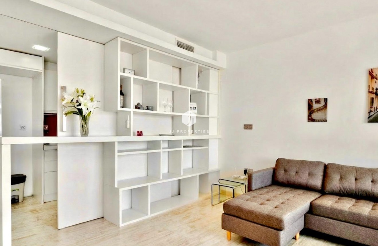 Z drugiej ręki - Mieszkanie w bloku -
Torrevieja - Estacion de autobuses