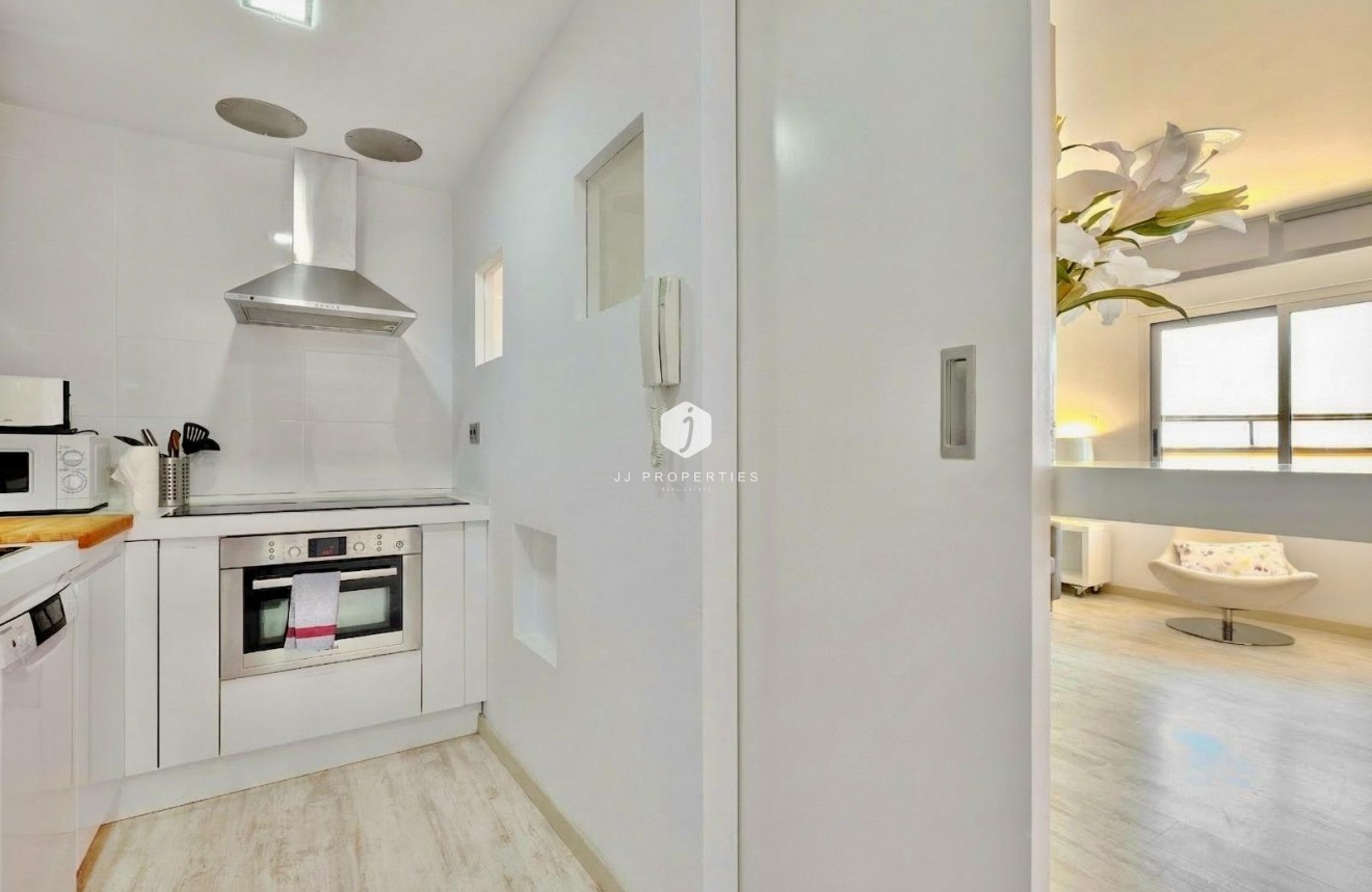 Z drugiej ręki - Mieszkanie w bloku -
Torrevieja - Estacion de autobuses