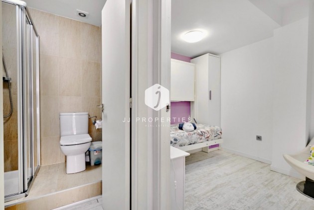 Z drugiej ręki - Mieszkanie w bloku -
Torrevieja - Estacion de autobuses