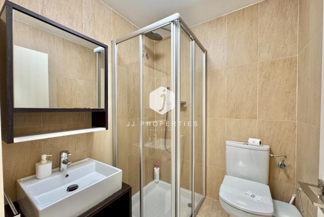 Z drugiej ręki - Mieszkanie w bloku -
Torrevieja - Estacion de autobuses