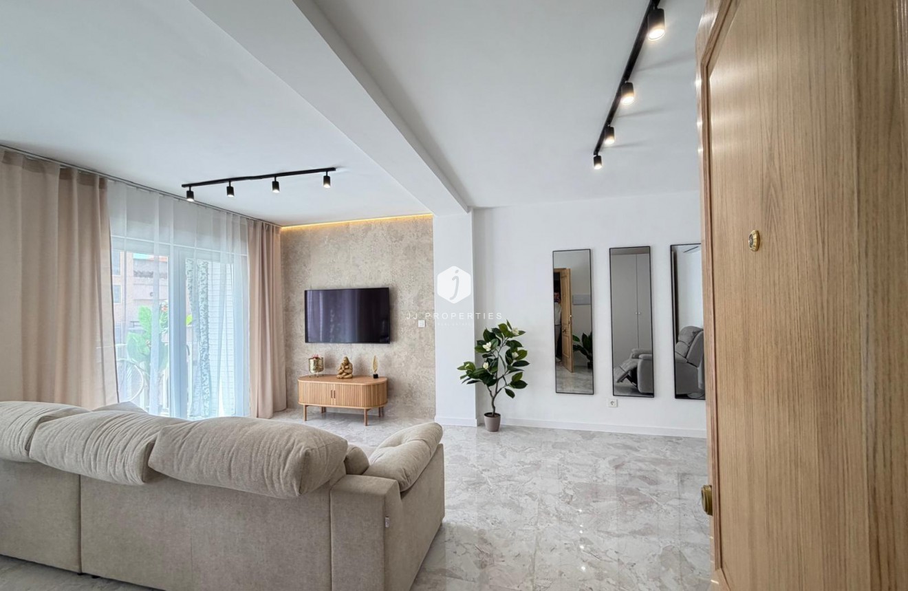 Z drugiej ręki - Daszek -
Torrevieja - Estacion de autobuses