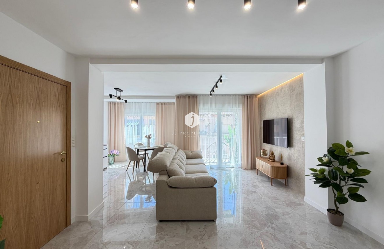 Z drugiej ręki - Daszek -
Torrevieja - Estacion de autobuses