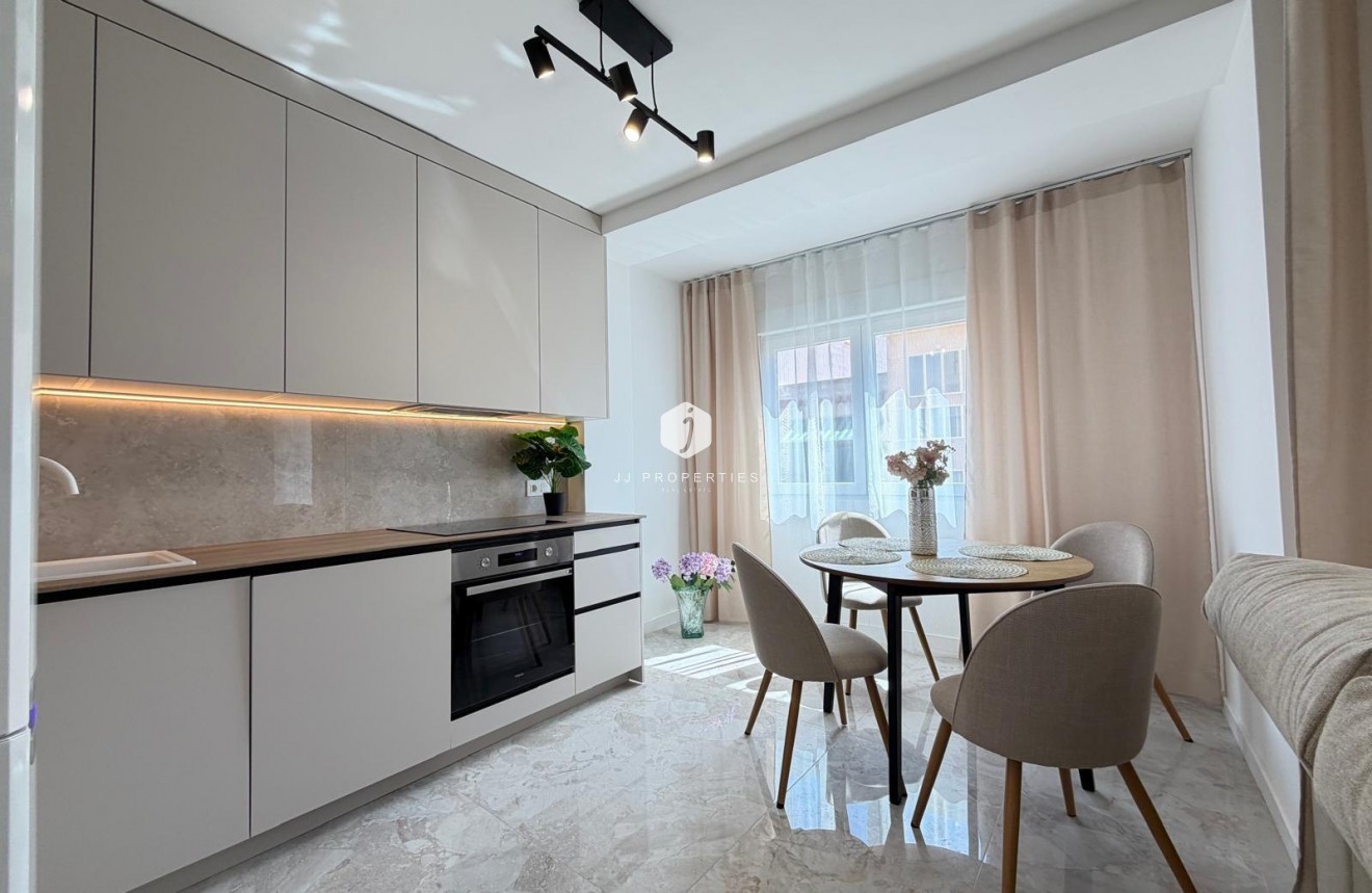 Z drugiej ręki - Daszek -
Torrevieja - Estacion de autobuses