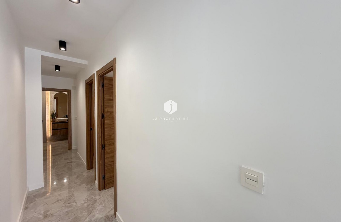 Z drugiej ręki - Daszek -
Torrevieja - Estacion de autobuses