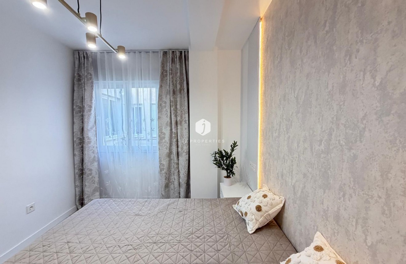 Z drugiej ręki - Daszek -
Torrevieja - Estacion de autobuses