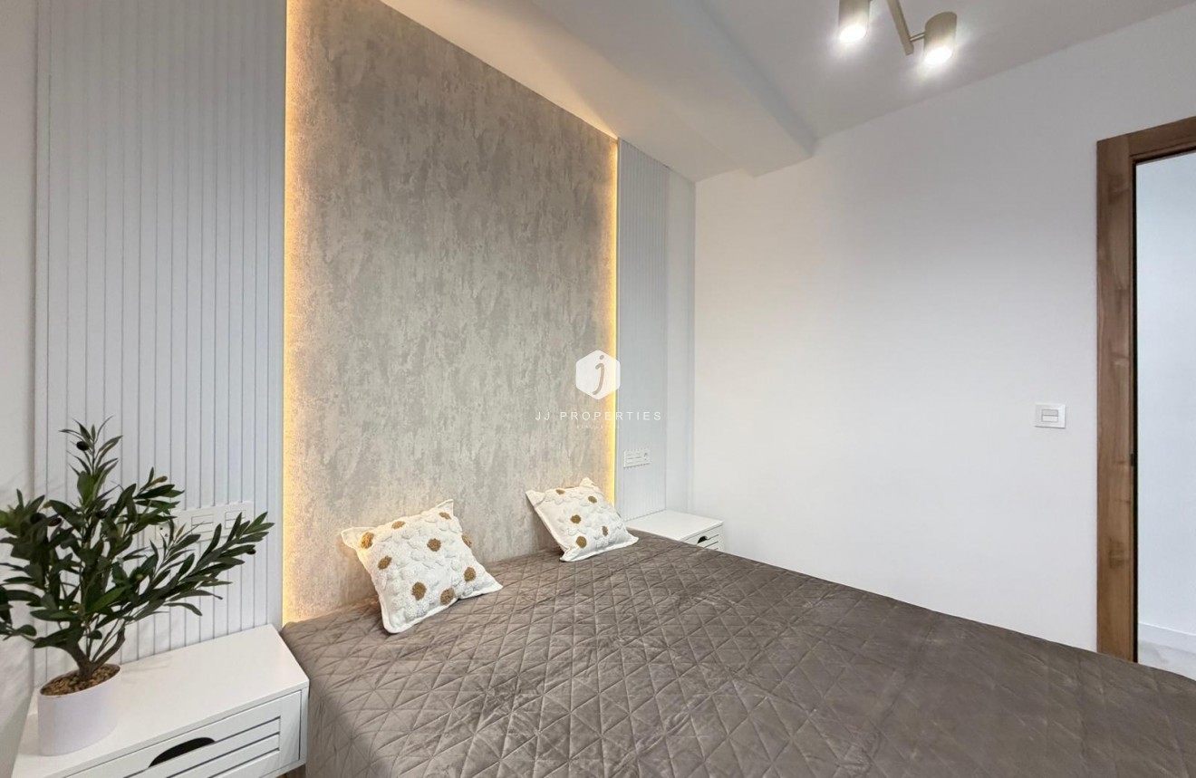 Z drugiej ręki - Daszek -
Torrevieja - Estacion de autobuses