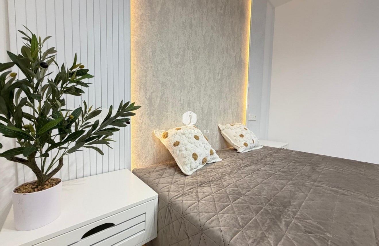 Z drugiej ręki - Daszek -
Torrevieja - Estacion de autobuses