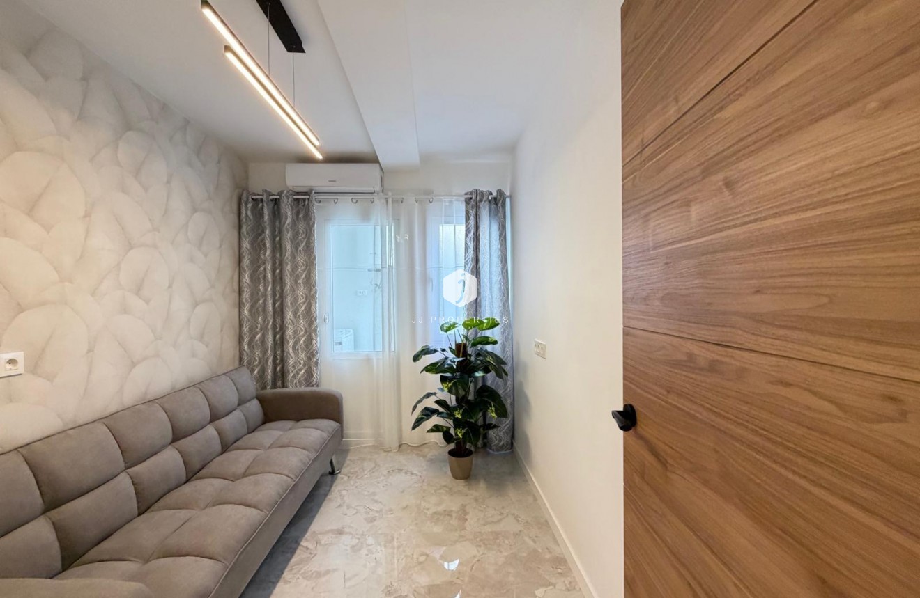 Z drugiej ręki - Daszek -
Torrevieja - Estacion de autobuses