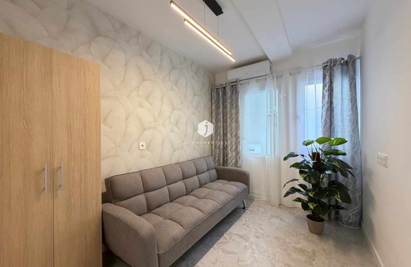 Z drugiej ręki - Daszek -
Torrevieja - Estacion de autobuses