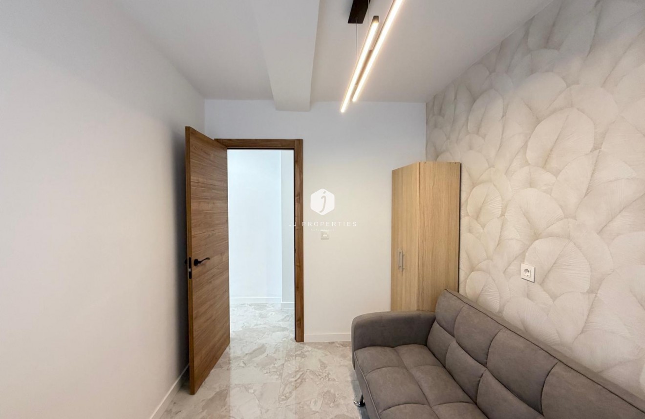 Z drugiej ręki - Daszek -
Torrevieja - Estacion de autobuses