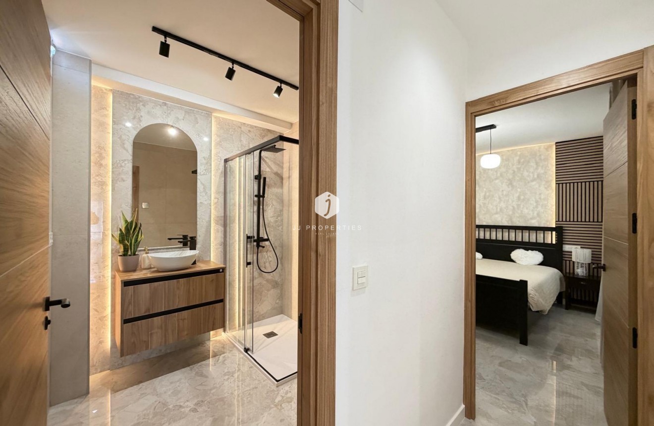 Z drugiej ręki - Daszek -
Torrevieja - Estacion de autobuses