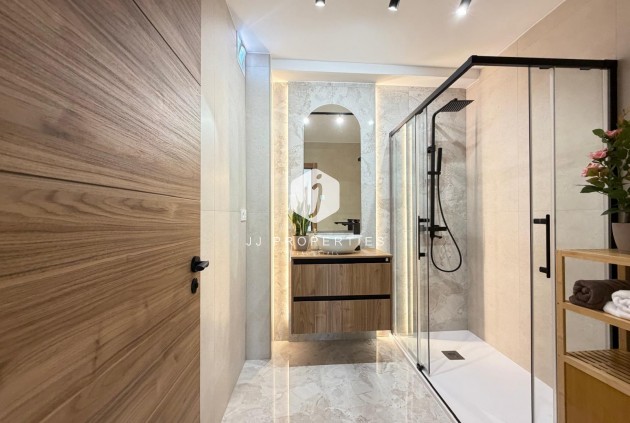 Z drugiej ręki - Daszek -
Torrevieja - Estacion de autobuses