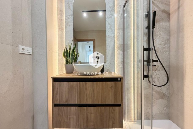 Z drugiej ręki - Daszek -
Torrevieja - Estacion de autobuses