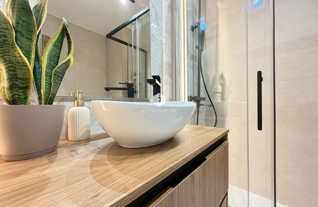 Z drugiej ręki - Daszek -
Torrevieja - Estacion de autobuses