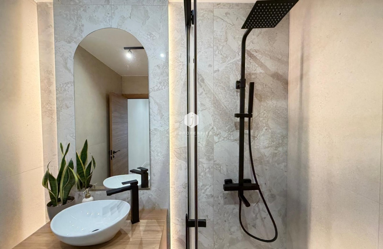 Z drugiej ręki - Daszek -
Torrevieja - Estacion de autobuses