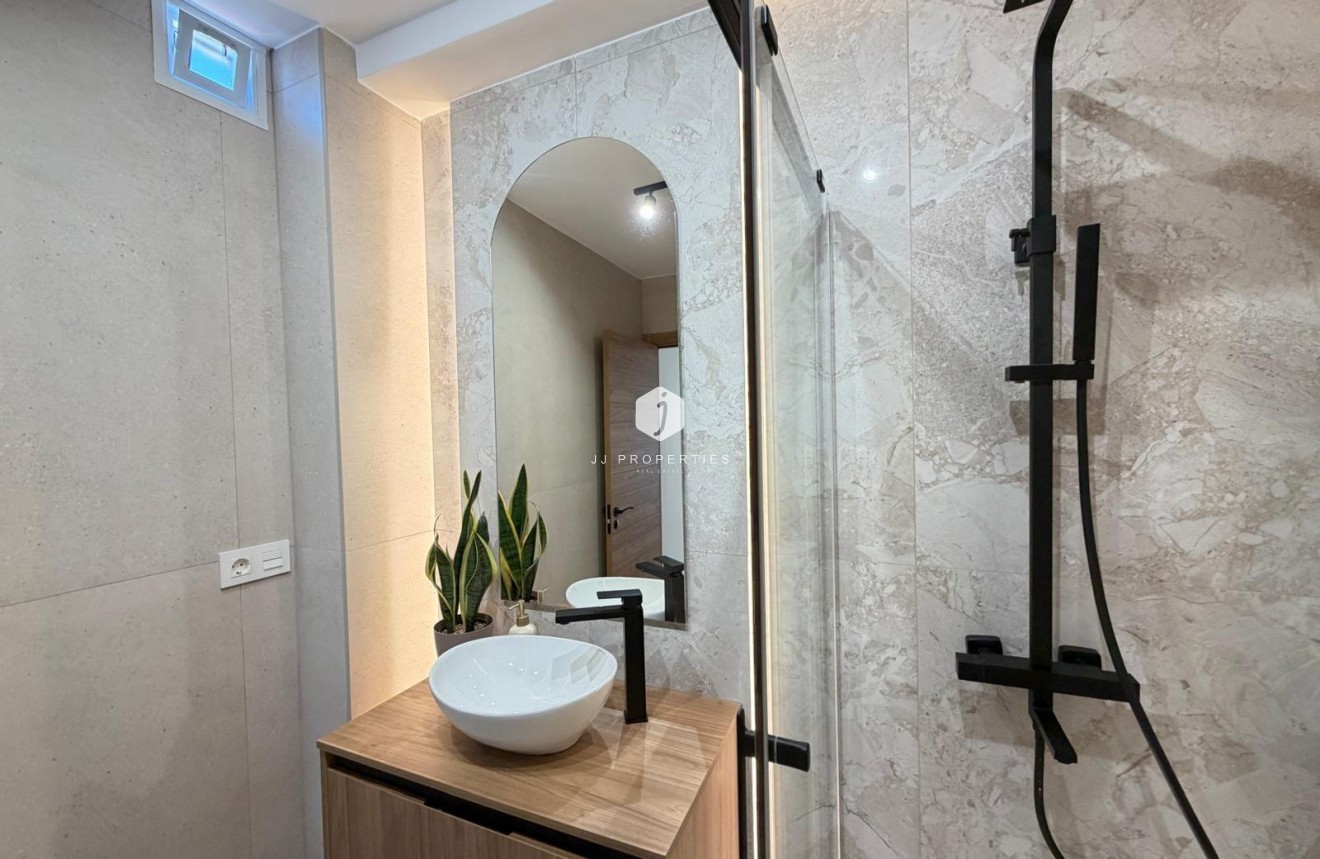 Z drugiej ręki - Daszek -
Torrevieja - Estacion de autobuses