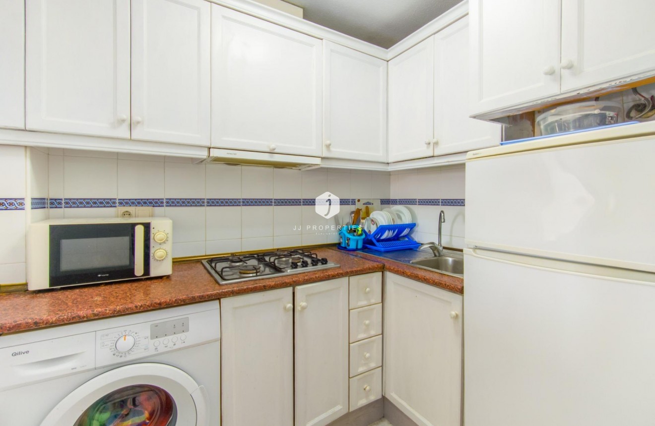 Z drugiej ręki - Mieszkanie w bloku -
Torrevieja - Estacion de autobuses