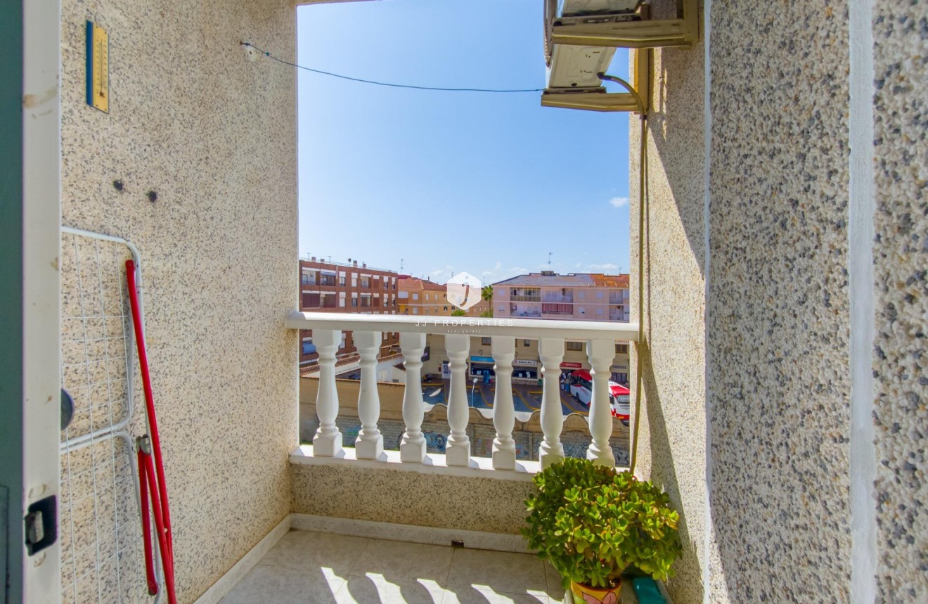 Z drugiej ręki - Mieszkanie w bloku -
Torrevieja - Estacion de autobuses