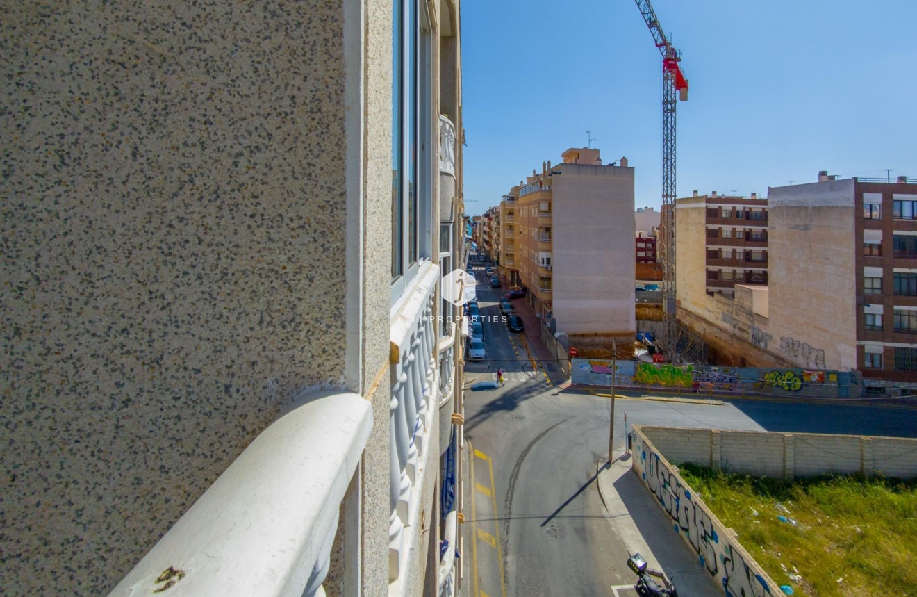 Z drugiej ręki - Mieszkanie w bloku -
Torrevieja - Estacion de autobuses