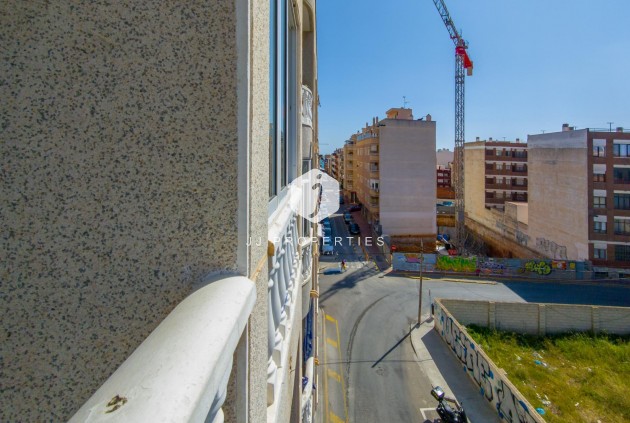 Z drugiej ręki - Mieszkanie w bloku -
Torrevieja - Estacion de autobuses