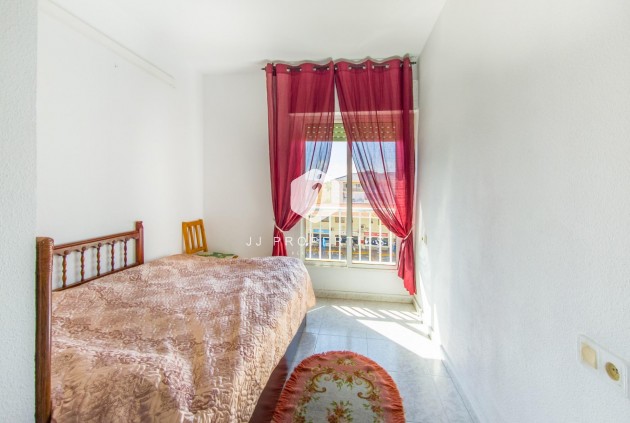 Z drugiej ręki - Mieszkanie w bloku -
Torrevieja - Estacion de autobuses