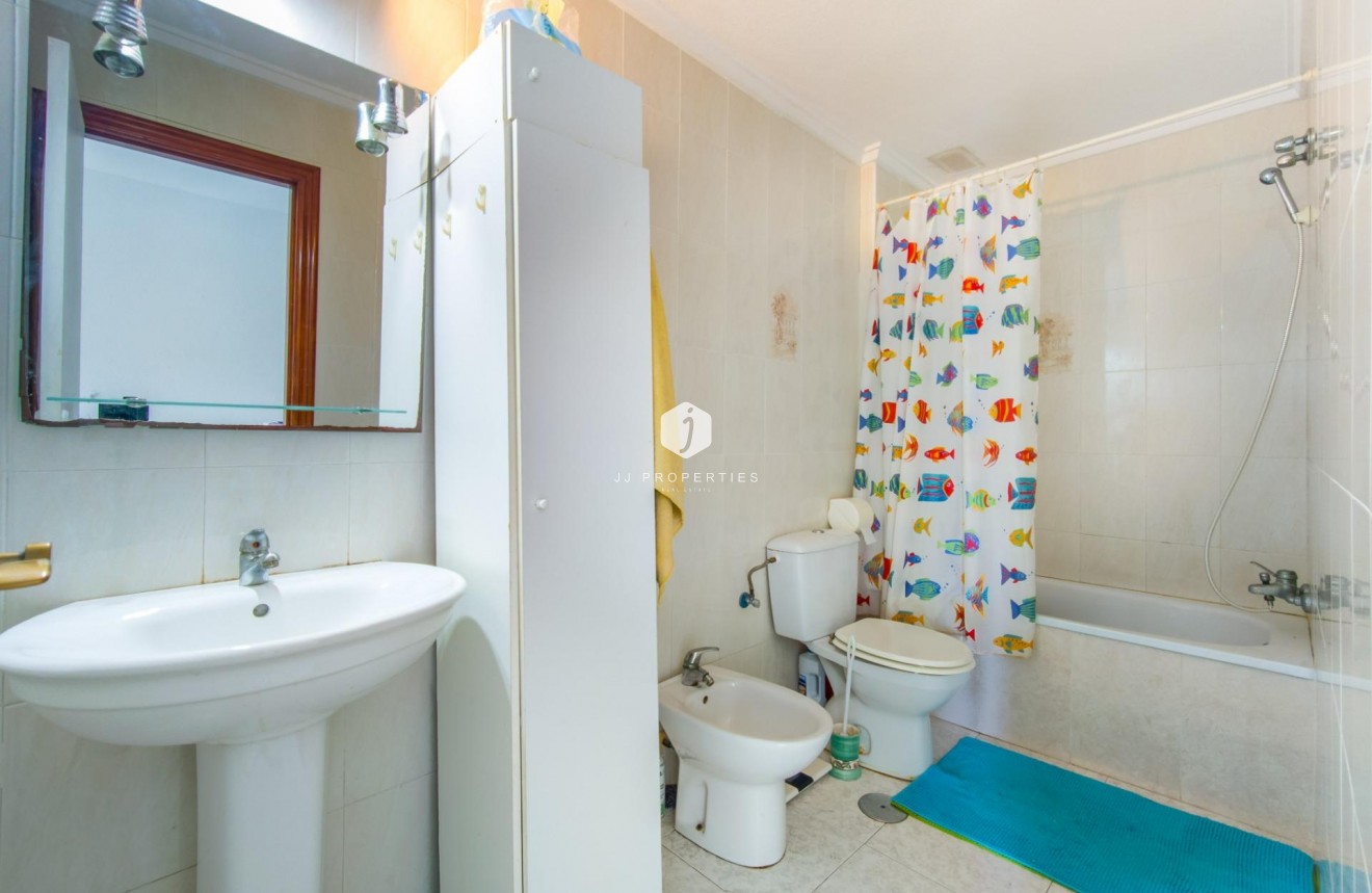 Z drugiej ręki - Mieszkanie w bloku -
Torrevieja - Estacion de autobuses