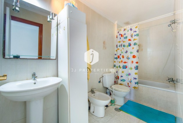 Z drugiej ręki - Mieszkanie w bloku -
Torrevieja - Estacion de autobuses