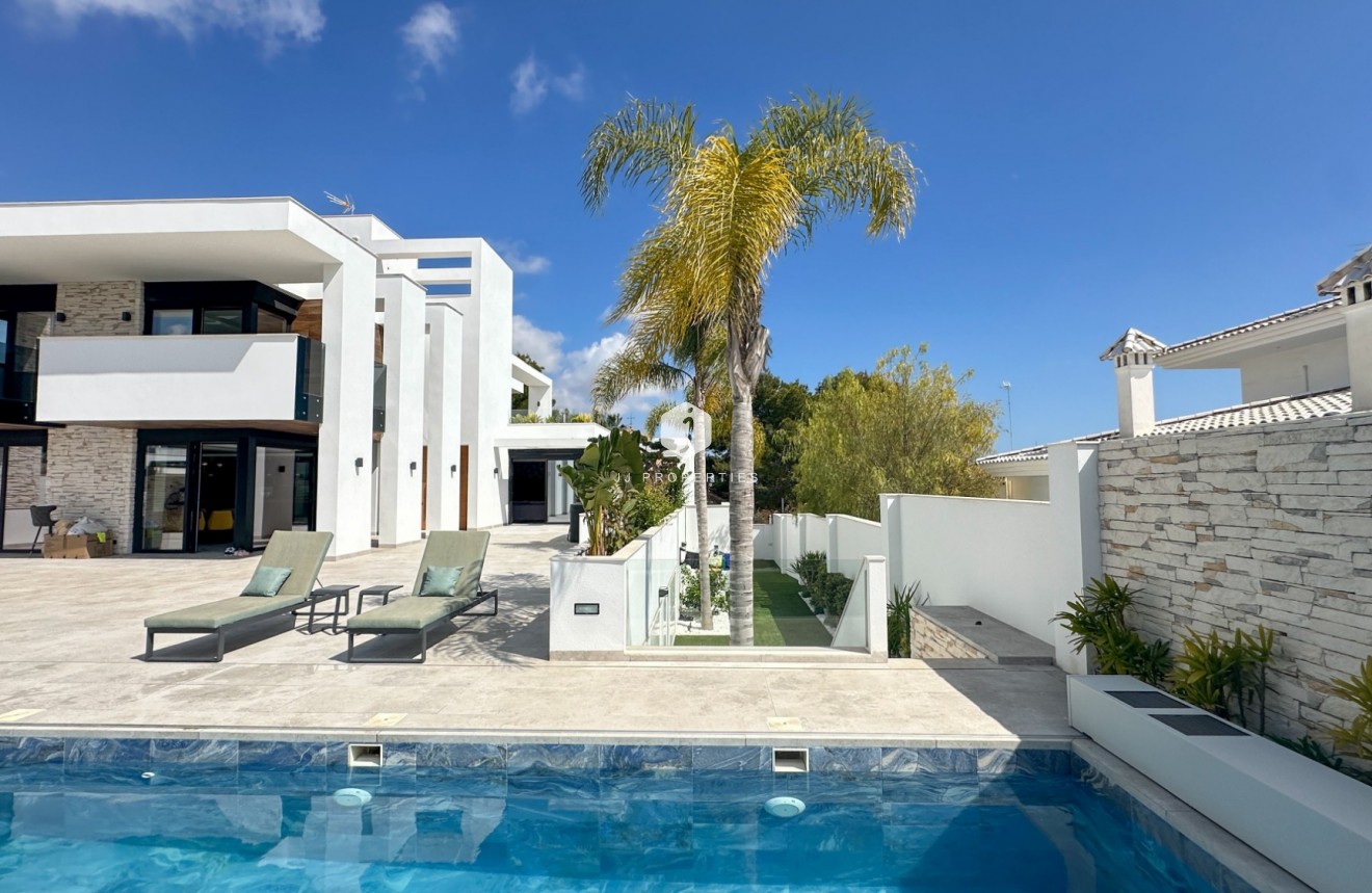 Resale - Villa -
Orihuela Costa - Costa Blanca