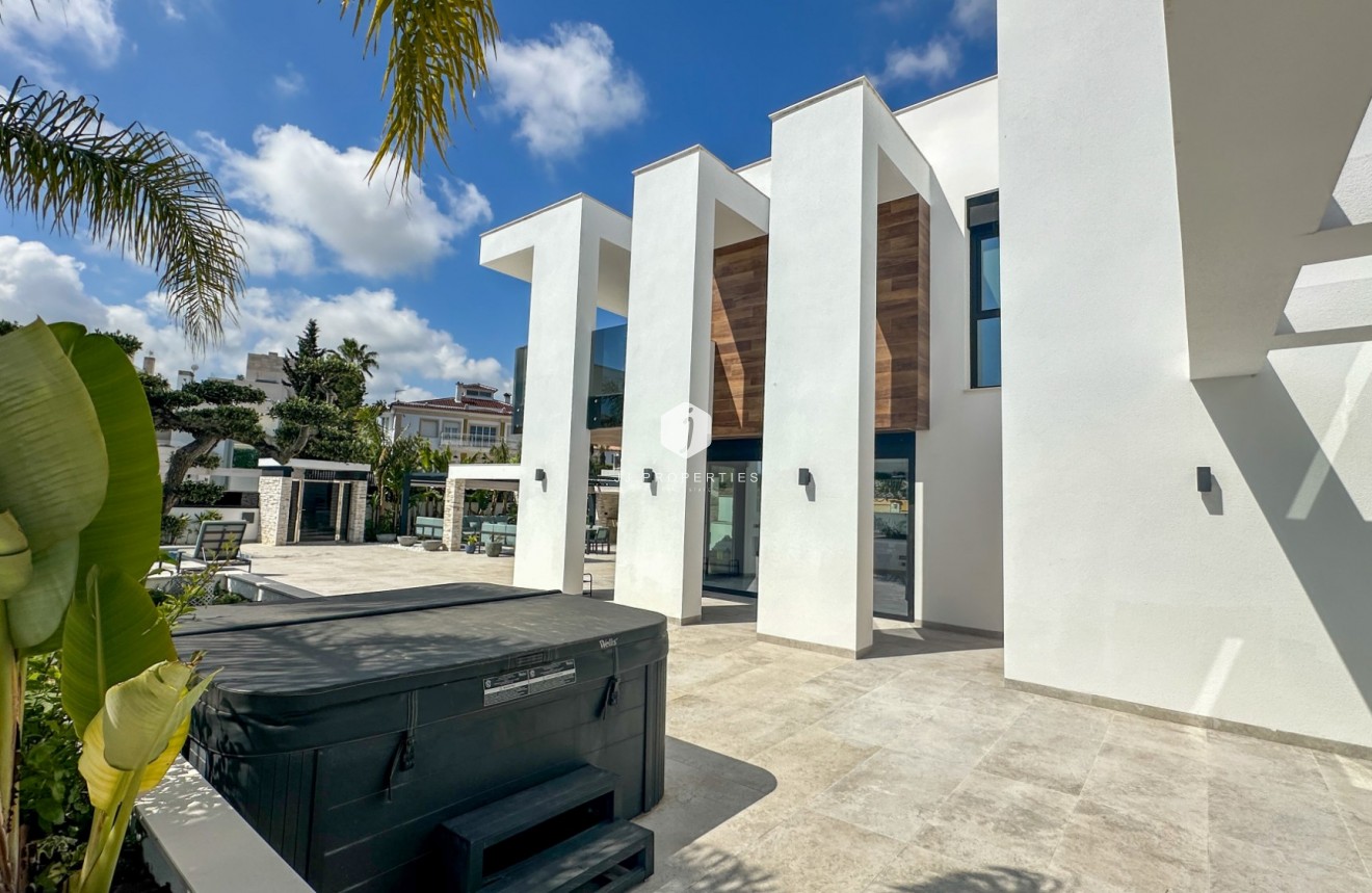 Resale - Villa -
Orihuela Costa - Costa Blanca