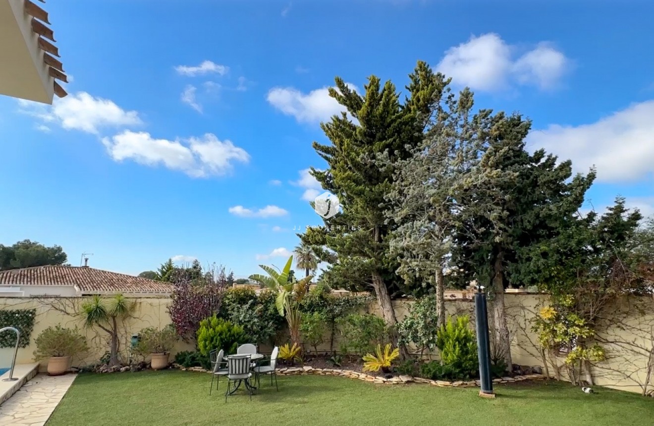 Aus zweiter Hand - Villa -
Dehesa de Campoamor - Costa Blanca