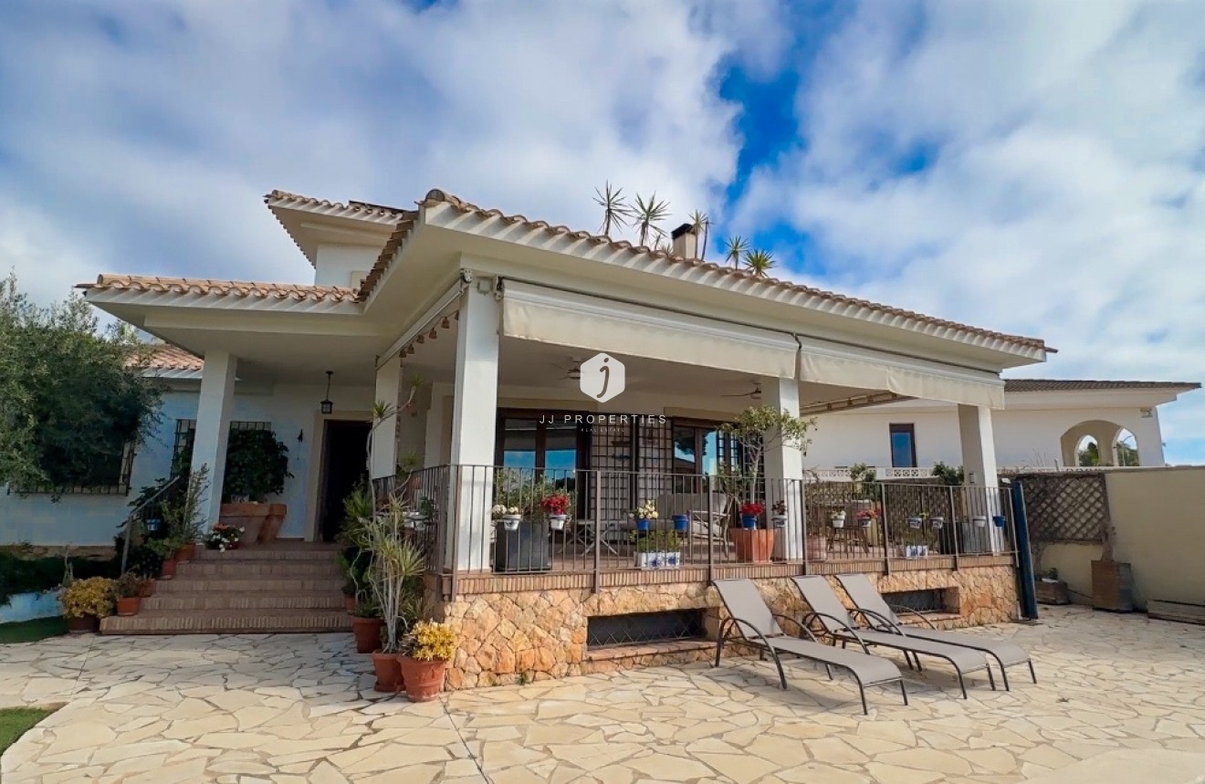 Aus zweiter Hand - Villa -
Dehesa de Campoamor - Costa Blanca