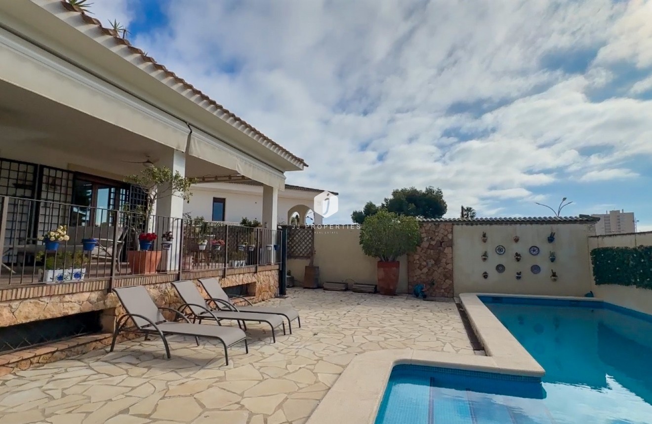 Aus zweiter Hand - Villa -
Dehesa de Campoamor - Costa Blanca