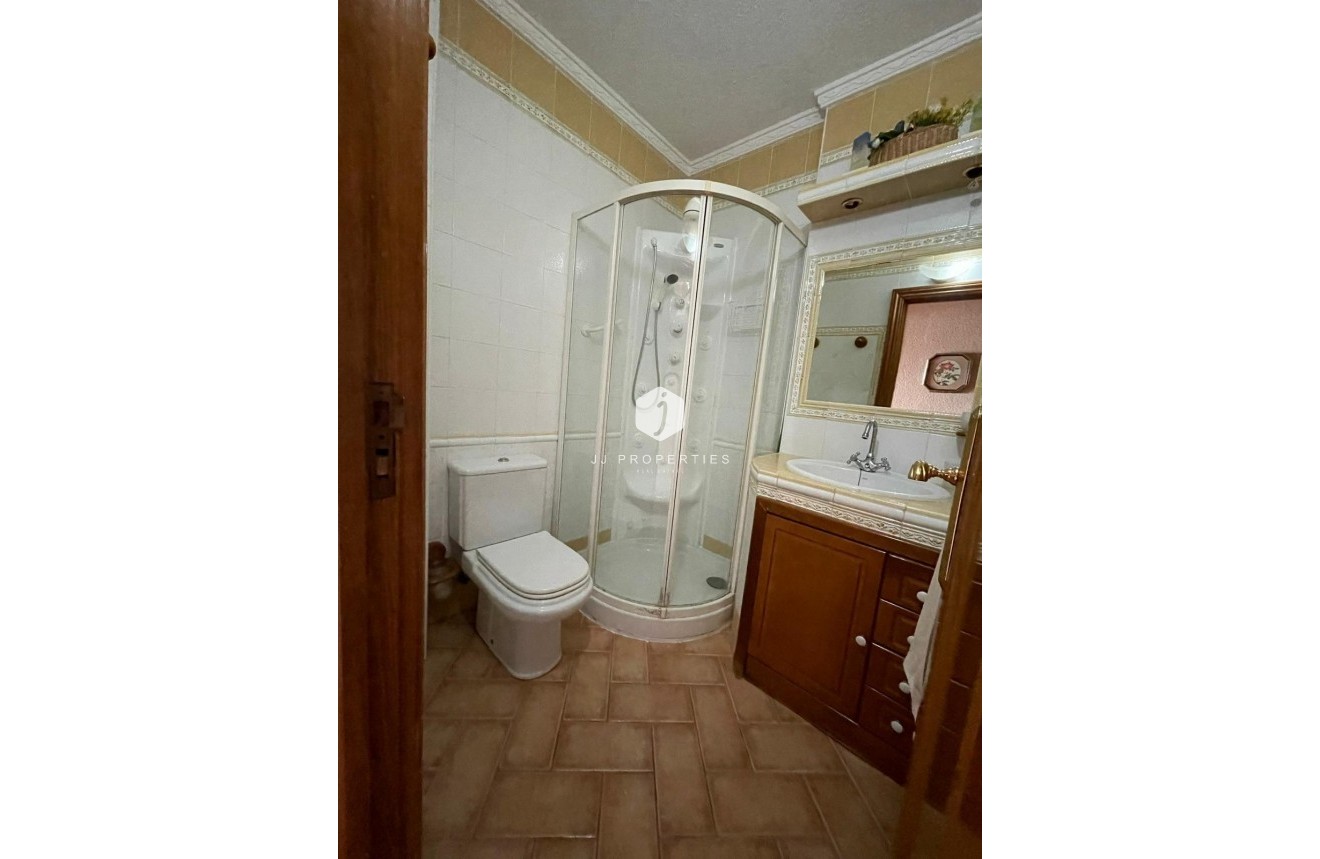 Z drugiej ręki - Mieszkanie w bloku -
Torrevieja - Las Piscinas Naturales