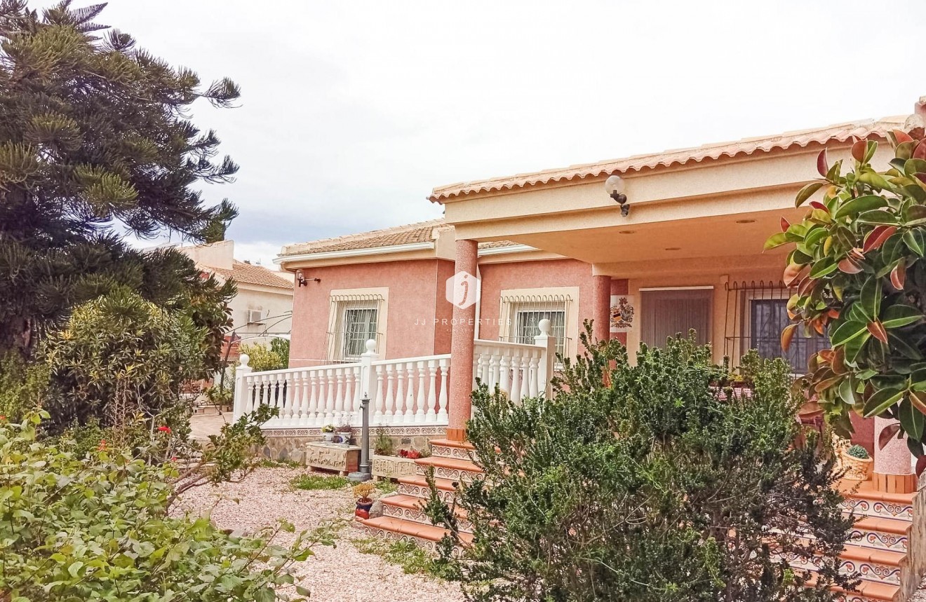 Segunda mano - Villa -
Torrevieja - La siesta