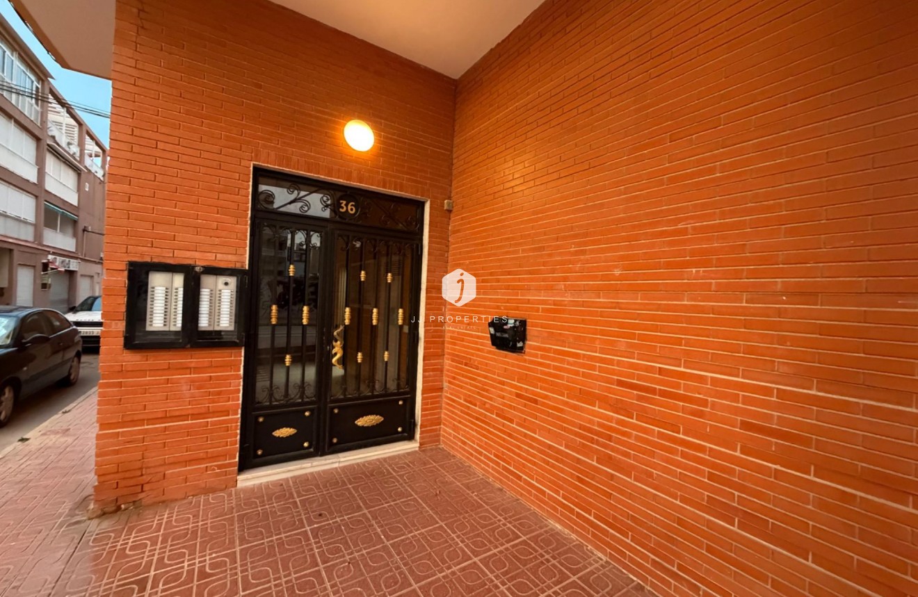 Z drugiej ręki - Mieszkanie w bloku -
Torrevieja - La Mata Pueblo