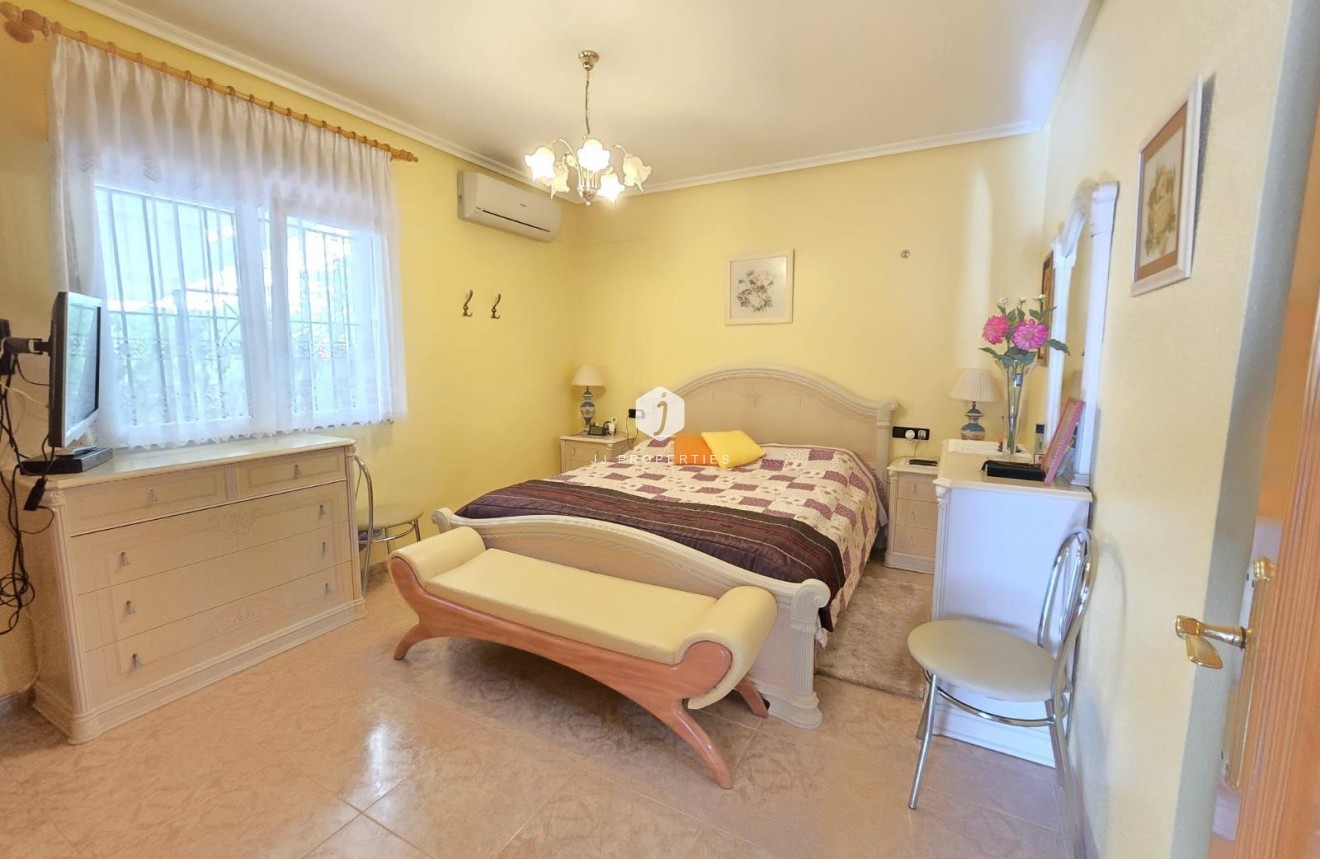 Z drugiej ręki - Villa -
Orihuela Costa - Playa Flamenca