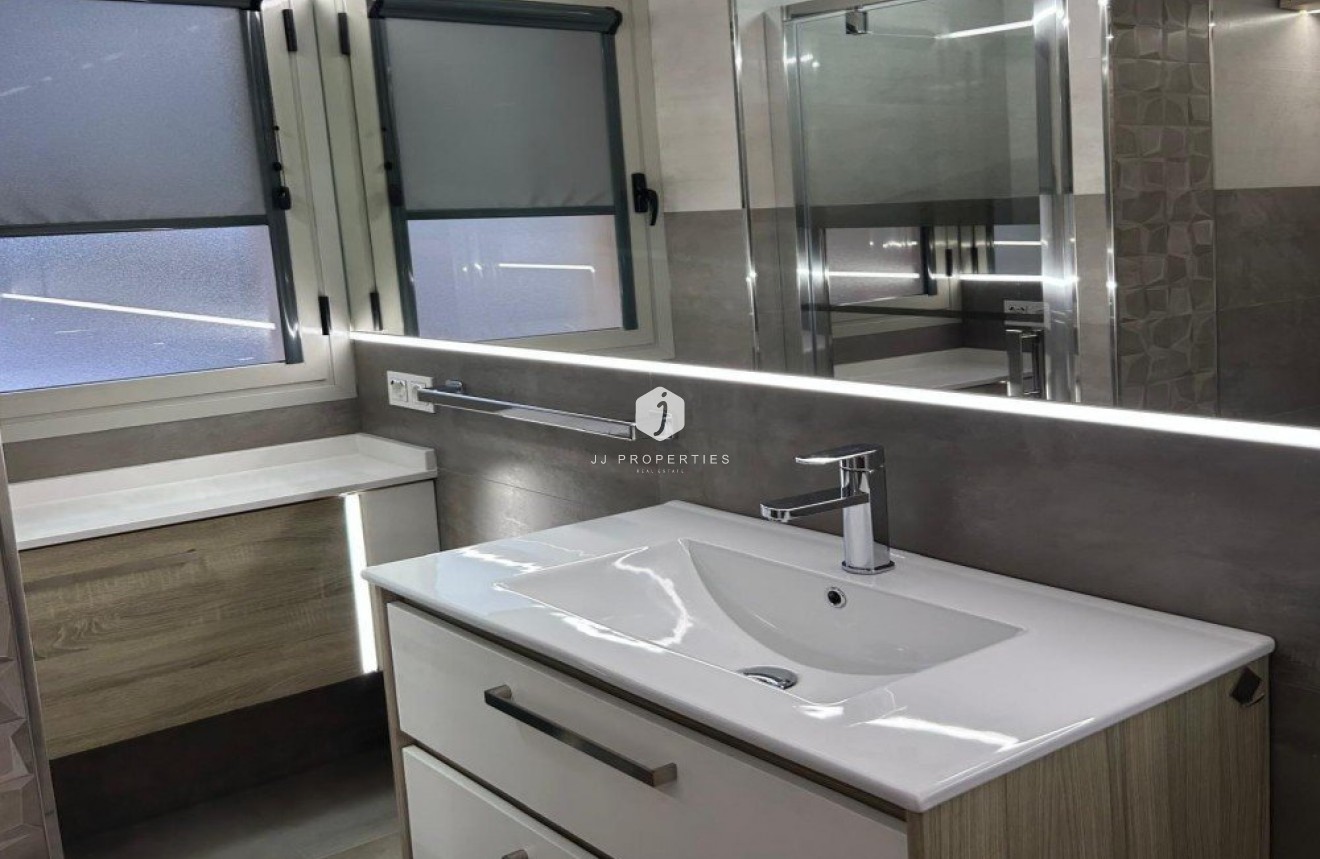 Resale - Apartment / flat -
Torrevieja - Costa Blanca