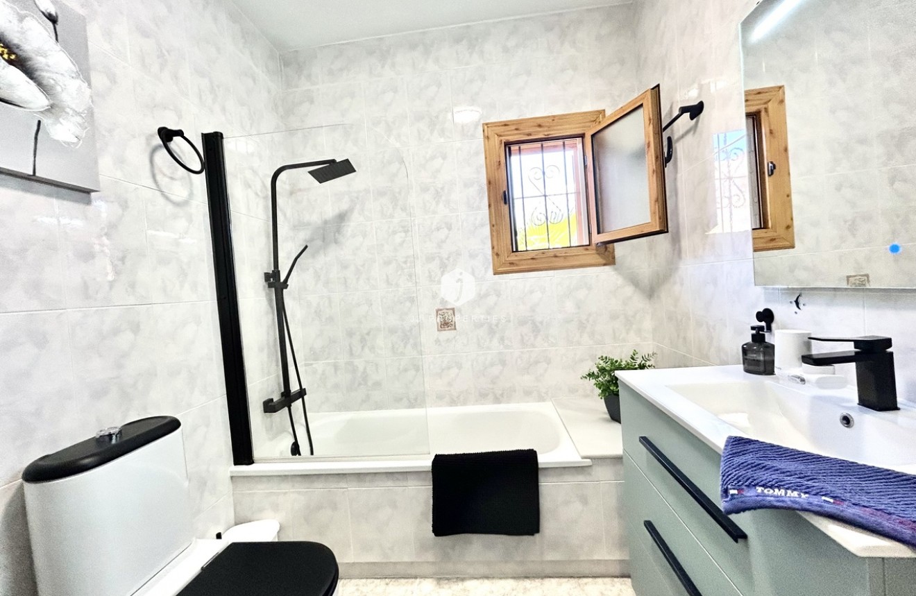 Z drugiej ręki - Szalet -
Playa Flamenca - Costa Blanca